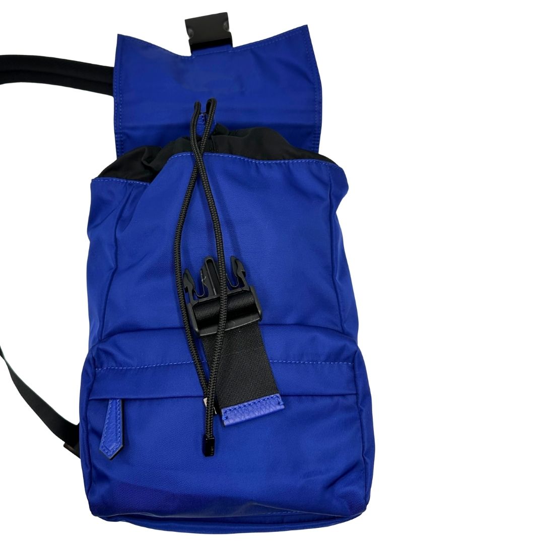 Apertura di uno zaino Fendi edizione limitata in Econyl di Aquafil blu reale rifinito con parti in pelle tono su tono; munito di una bretella regolabile. Retro traforato trama zucca in nero. Completo di dustbag e cartellino.