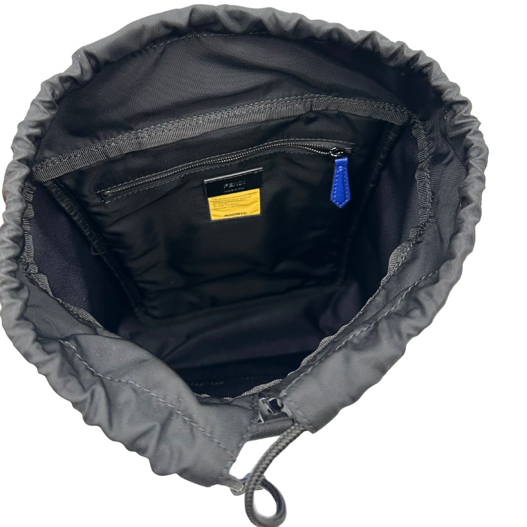 Interno di uno zaino Fendi edizione limitata in Econyl di Aquafil blu reale rifinito con parti in pelle tono su tono; munito di una bretella regolabile. Retro traforato trama zucca in nero. Completo di dustbag e cartellino.