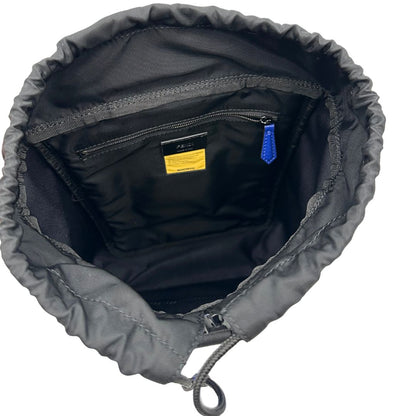 Interno di uno zaino Fendi edizione limitata in Econyl di Aquafil blu reale rifinito con parti in pelle tono su tono; munito di una bretella regolabile. Retro traforato trama zucca in nero. Completo di dustbag e cartellino.