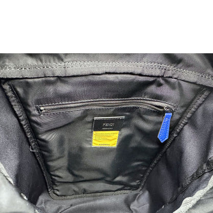 Interno di uno zaino Fendi edizione limitata in Econyl di Aquafil blu reale rifinito con parti in pelle tono su tono; munito di una bretella regolabile. Retro traforato trama zucca in nero. Completo di dustbag e cartellino.
