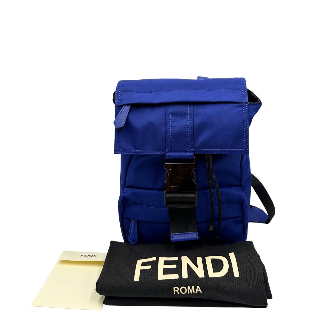 Zaino Fendi edizione limitata in Econyl di Aquafil blu reale rifinito con parti in pelle tono su tono; munito di una bretella regolabile. Retro traforato trama zucca in nero. Completo di dustbag e cartellino.