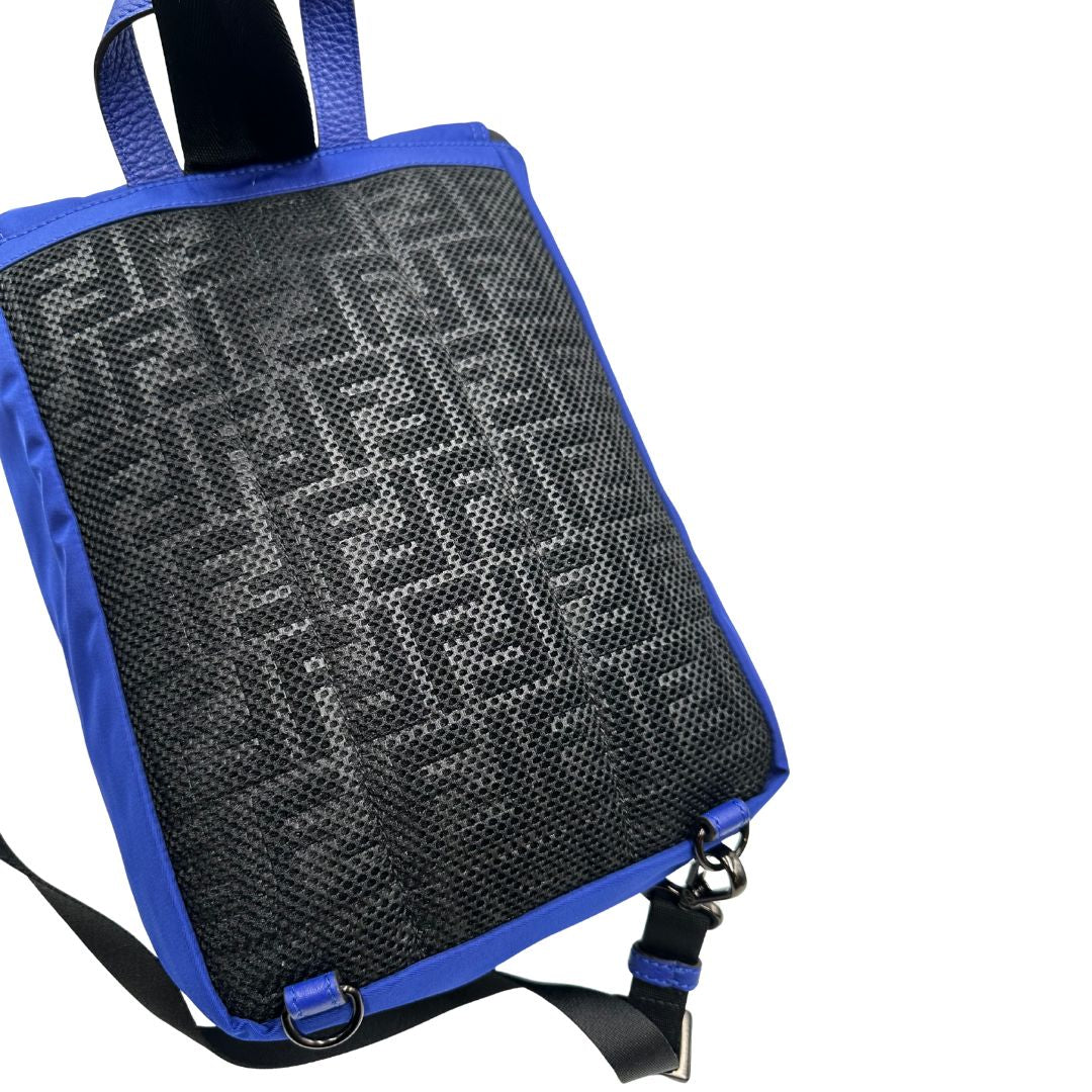 Retro di uno zaino Fendi edizione limitata in Econyl di Aquafil blu reale rifinito con parti in pelle tono su tono; munito di una bretella regolabile. Retro traforato trama zucca in nero. Completo di dustbag e cartellino.