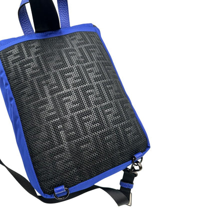 Retro di uno zaino Fendi edizione limitata in Econyl di Aquafil blu reale rifinito con parti in pelle tono su tono; munito di una bretella regolabile. Retro traforato trama zucca in nero. Completo di dustbag e cartellino.