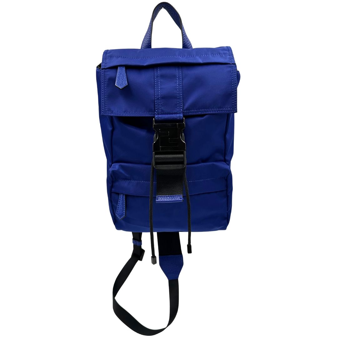 Front di uno zaino Fendi edizione limitata in Econyl di Aquafil blu reale rifinito con parti in pelle tono su tono; munito di una bretella regolabile. Retro traforato trama zucca in nero. Completo di dustbag e cartellino.