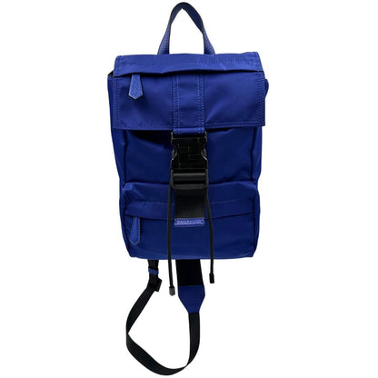 Front di uno zaino Fendi edizione limitata in Econyl di Aquafil blu reale rifinito con parti in pelle tono su tono; munito di una bretella regolabile. Retro traforato trama zucca in nero. Completo di dustbag e cartellino.