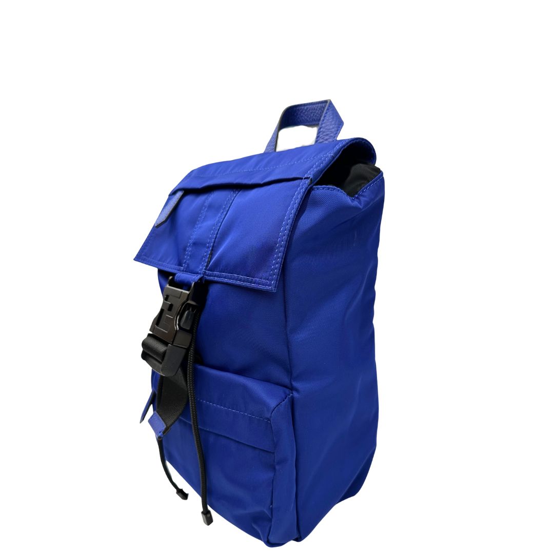 Laterale destro di uno zaino Fendi edizione limitata in Econyl di Aquafil blu reale rifinito con parti in pelle tono su tono; munito di una bretella regolabile. Retro traforato trama zucca in nero. Completo di dustbag e cartellino.