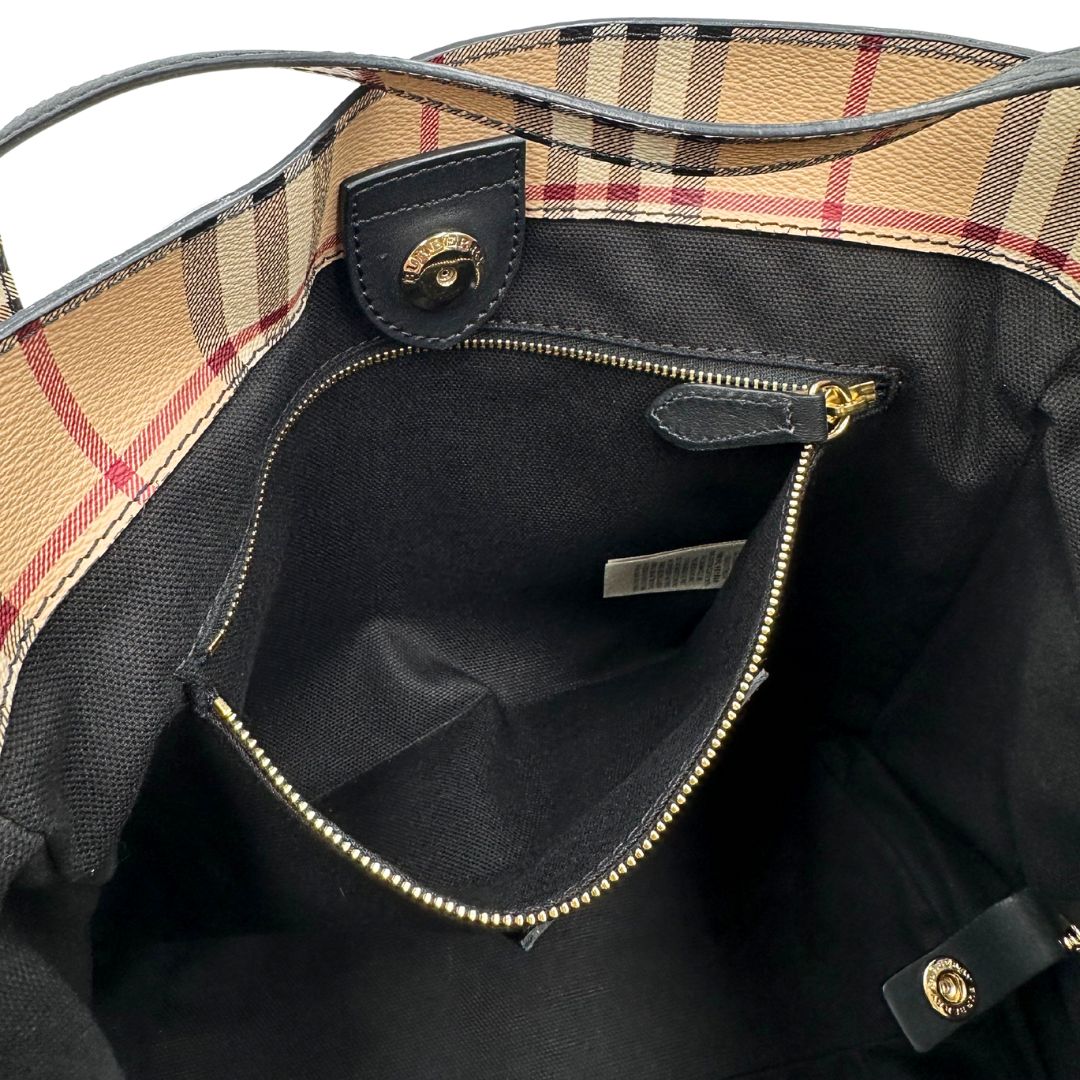 Interno di una borsa Burberry in canvas beige trama Burberry Check, con finiture in pelle nere e parti metalliche dorate. Munita di dustbag.