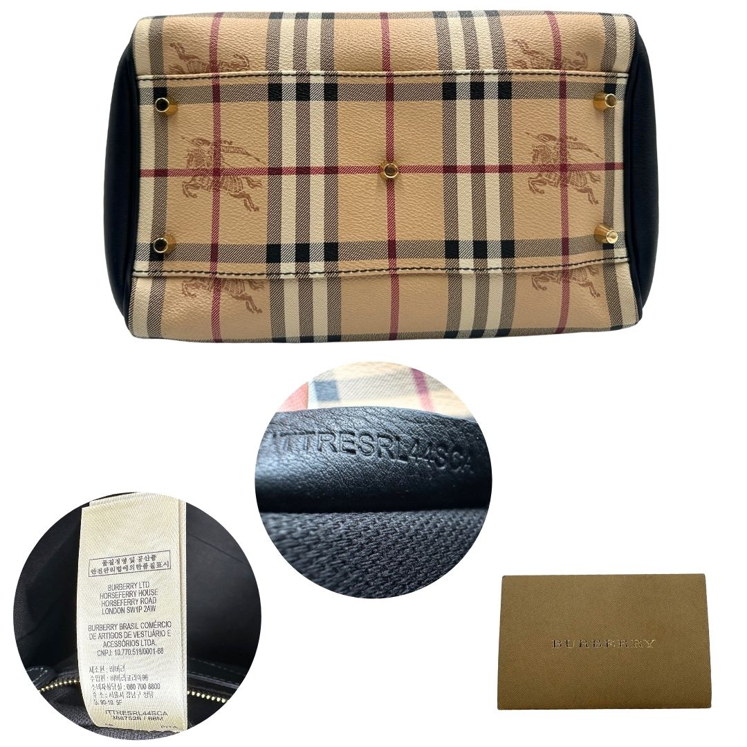Base e codici di una borsa Burberry in canvas beige trama Burberry Check, con finiture in pelle nere e parti metalliche dorate. Munita di dustbag.