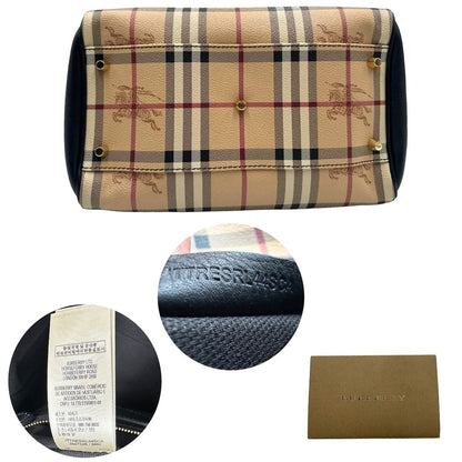 Base e codici di una borsa Burberry in canvas beige trama Burberry Check, con finiture in pelle nere e parti metalliche dorate. Munita di dustbag.