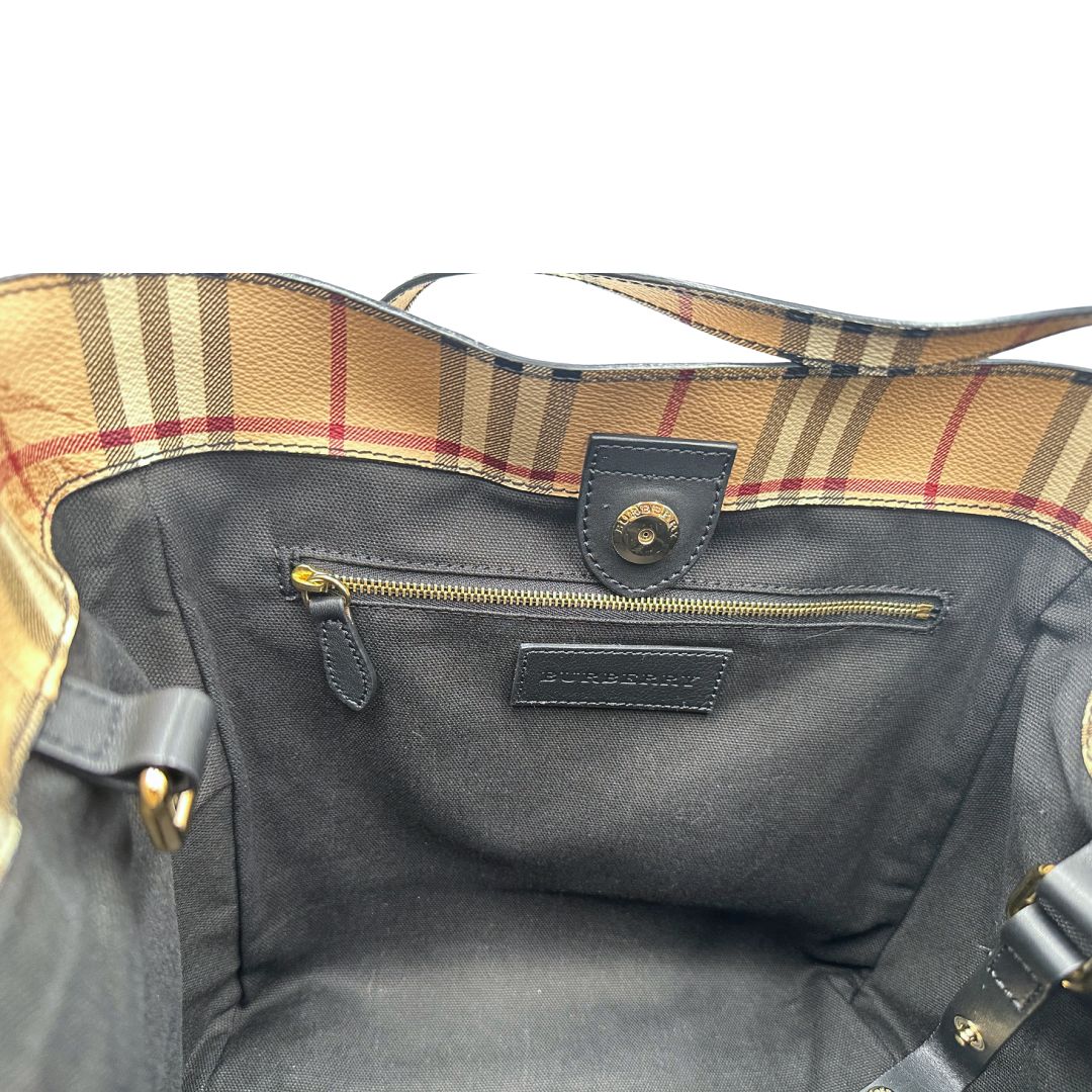 Interno di una borsa Burberry in canvas beige trama Burberry Check, con finiture in pelle nere e parti metalliche dorate. Munita di dustbag.