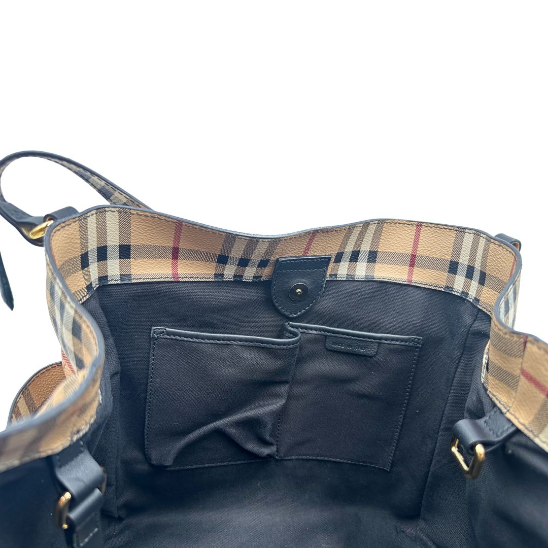 Interno di una borsa Burberry in canvas beige trama Burberry Check, con finiture in pelle nere e parti metalliche dorate. Munita di dustbag.