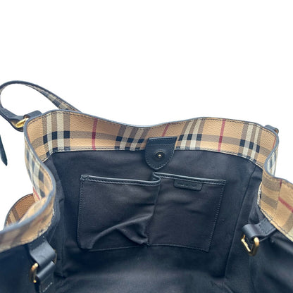 Interno di una borsa Burberry in canvas beige trama Burberry Check, con finiture in pelle nere e parti metalliche dorate. Munita di dustbag.