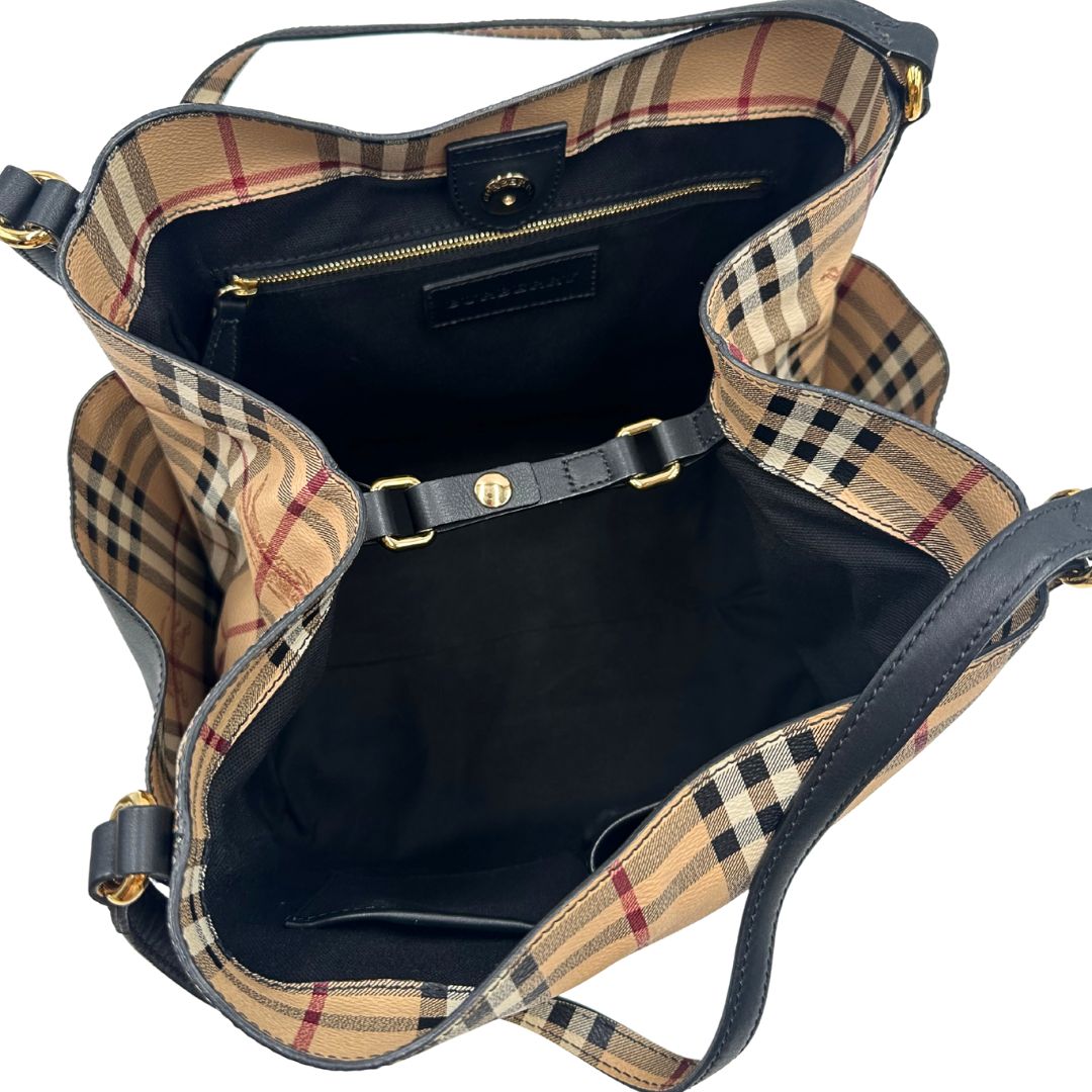 Vista superiore di una borsa Burberry in canvas beige trama Burberry Check, con finiture in pelle nere e parti metalliche dorate. Munita di dustbag.