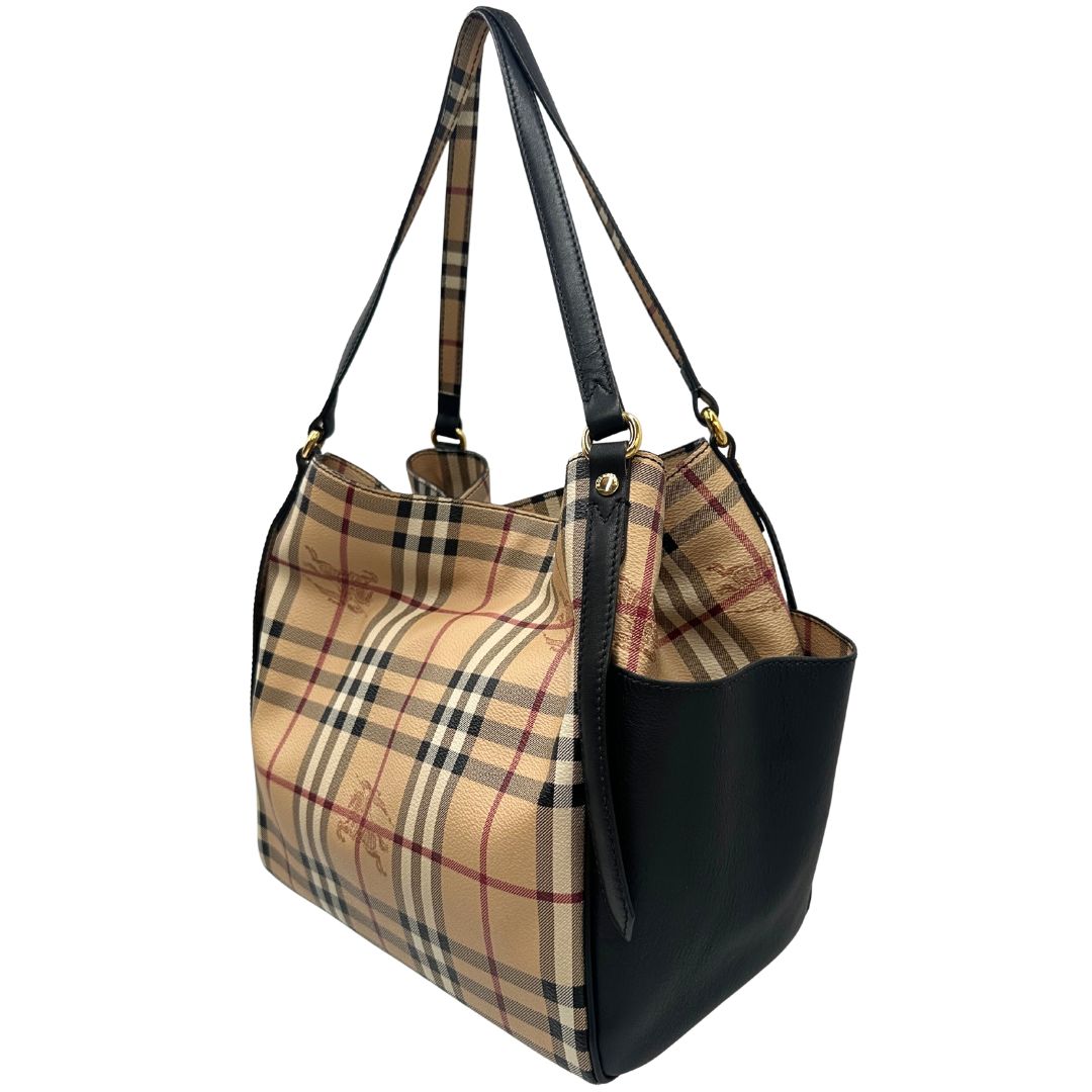 Laterale destro di una borsa Burberry in canvas beige trama Burberry Check, con finiture in pelle nere e parti metalliche dorate. Munita di dustbag.