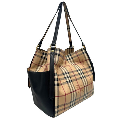 Laterale sinistro di una borsa Burberry in canvas beige trama Burberry Check, con finiture in pelle nere e parti metalliche dorate. Munita di dustbag.