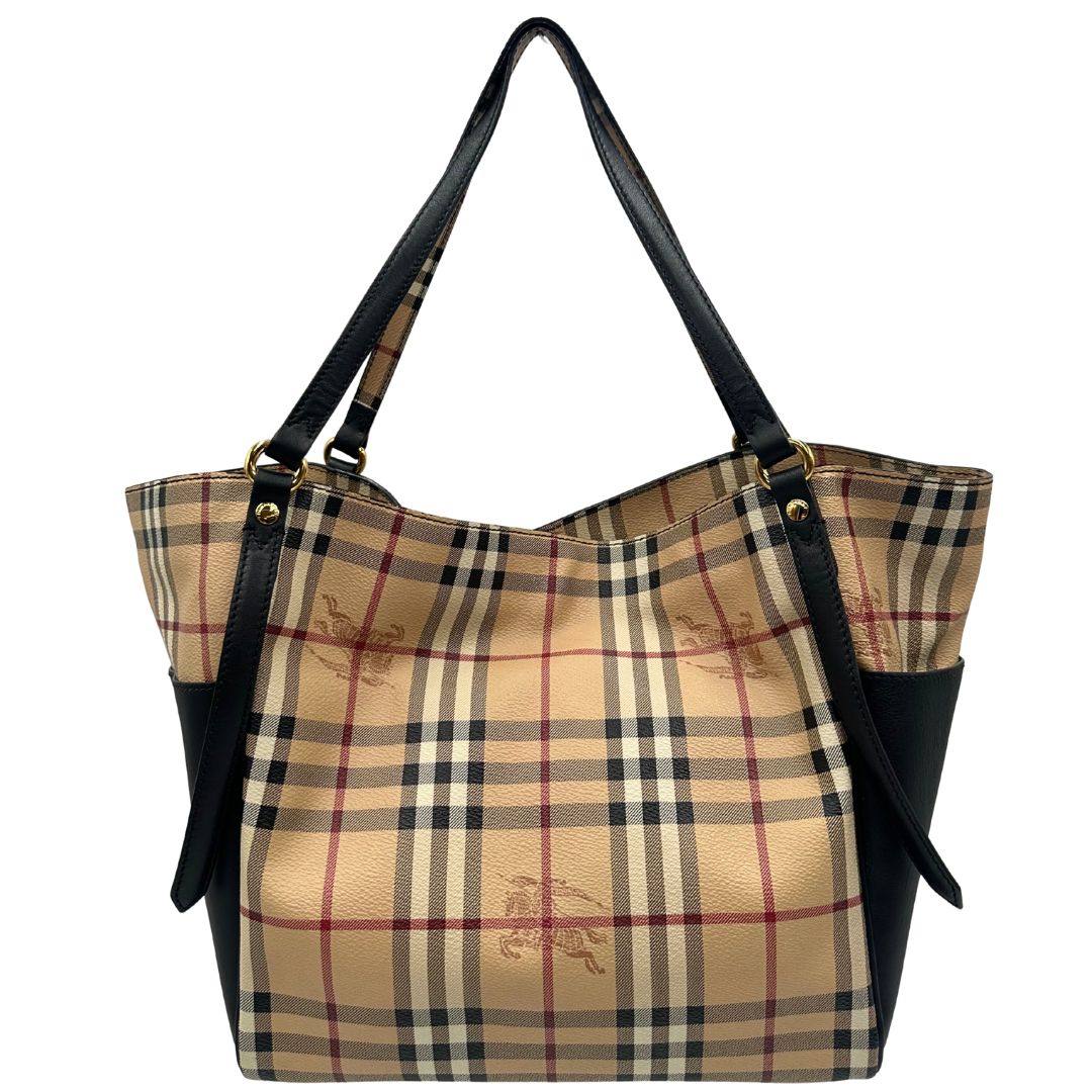 Front aperto di una borsa Burberry in canvas beige trama Burberry Check, con finiture in pelle nere e parti metalliche dorate. Munita di dustbag.