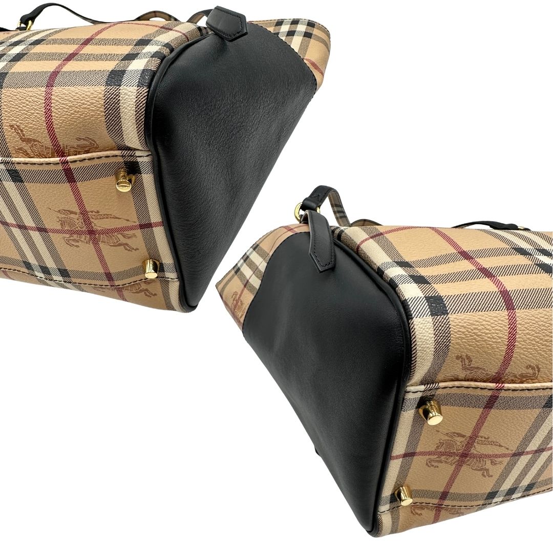 Angoli di una borsa Burberry in canvas beige trama Burberry Check, con finiture in pelle nere e parti metalliche dorate. Munita di dustbag.