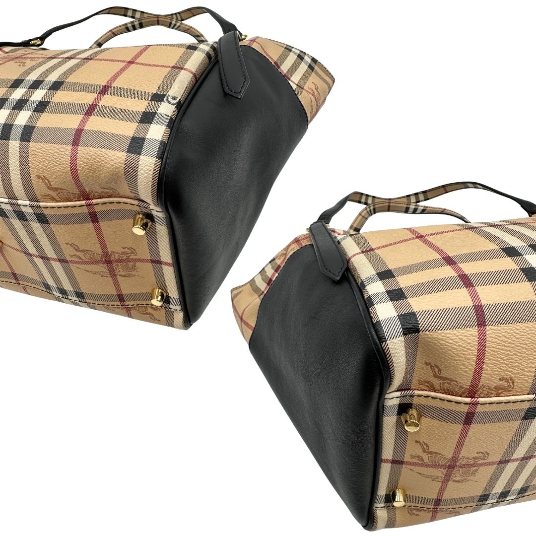 Angoli di una borsa Burberry in canvas beige trama Burberry Check, con finiture in pelle nere e parti metalliche dorate. Munita di dustbag.