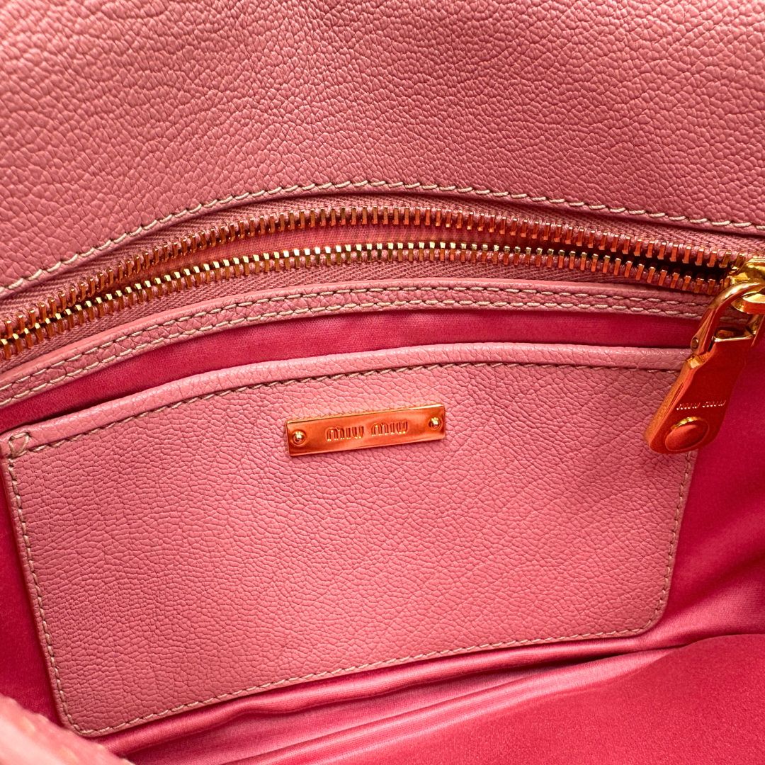 interno Borsa Miu Miu in pelle martellata rosa con parti metalliche dorate, munita di un manico singolo e una tracolla regolabile e amovibile 