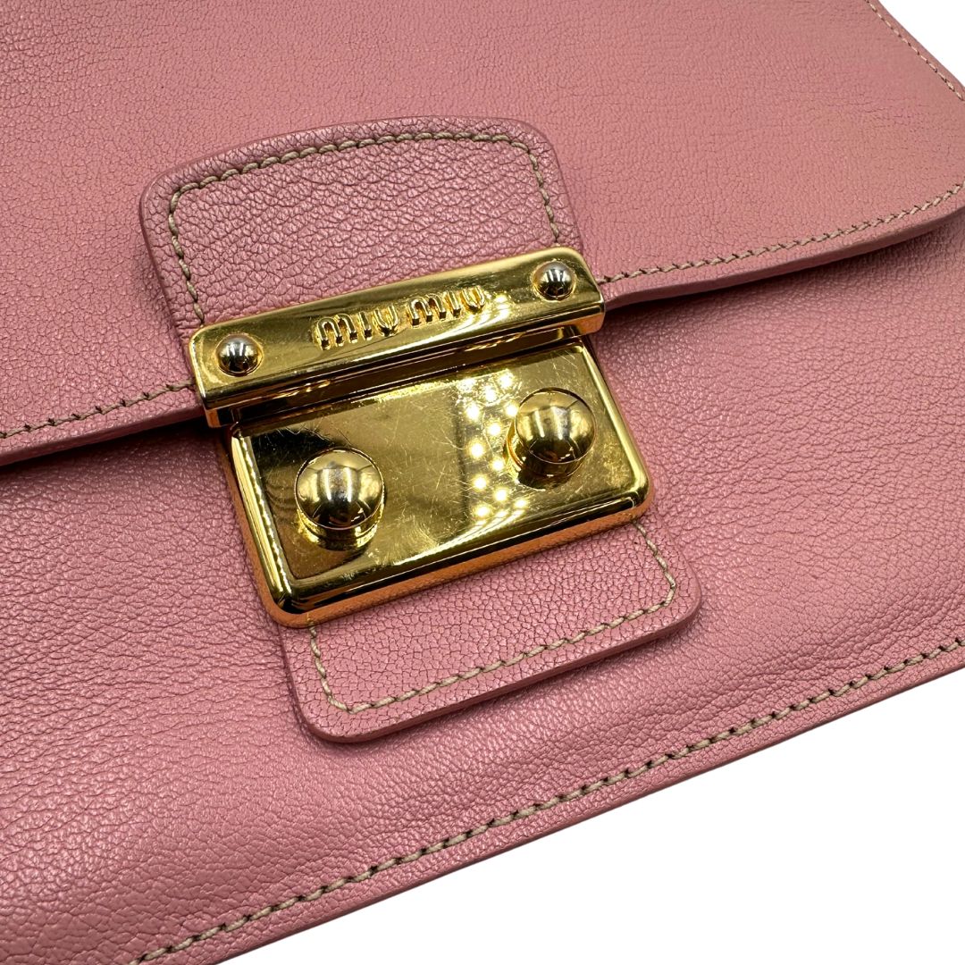 chiusura Borsa Miu Miu in pelle martellata rosa con parti metalliche dorate, munita di un manico singolo e una tracolla regolabile e amovibile