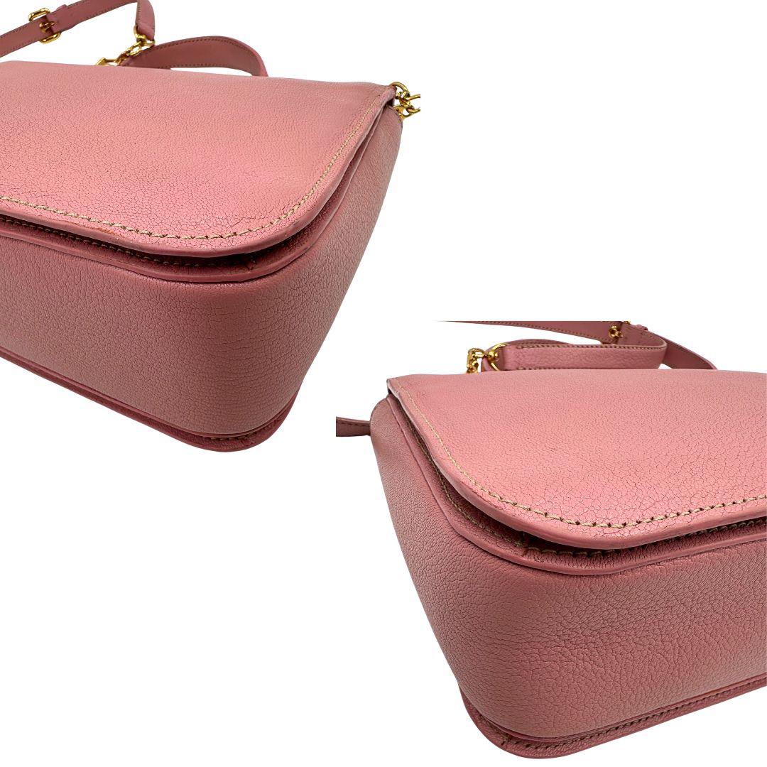 angoli Borsa Miu Miu in pelle martellata rosa con parti metalliche dorate, munita di un manico singolo e una tracolla regolabile e amovibile 