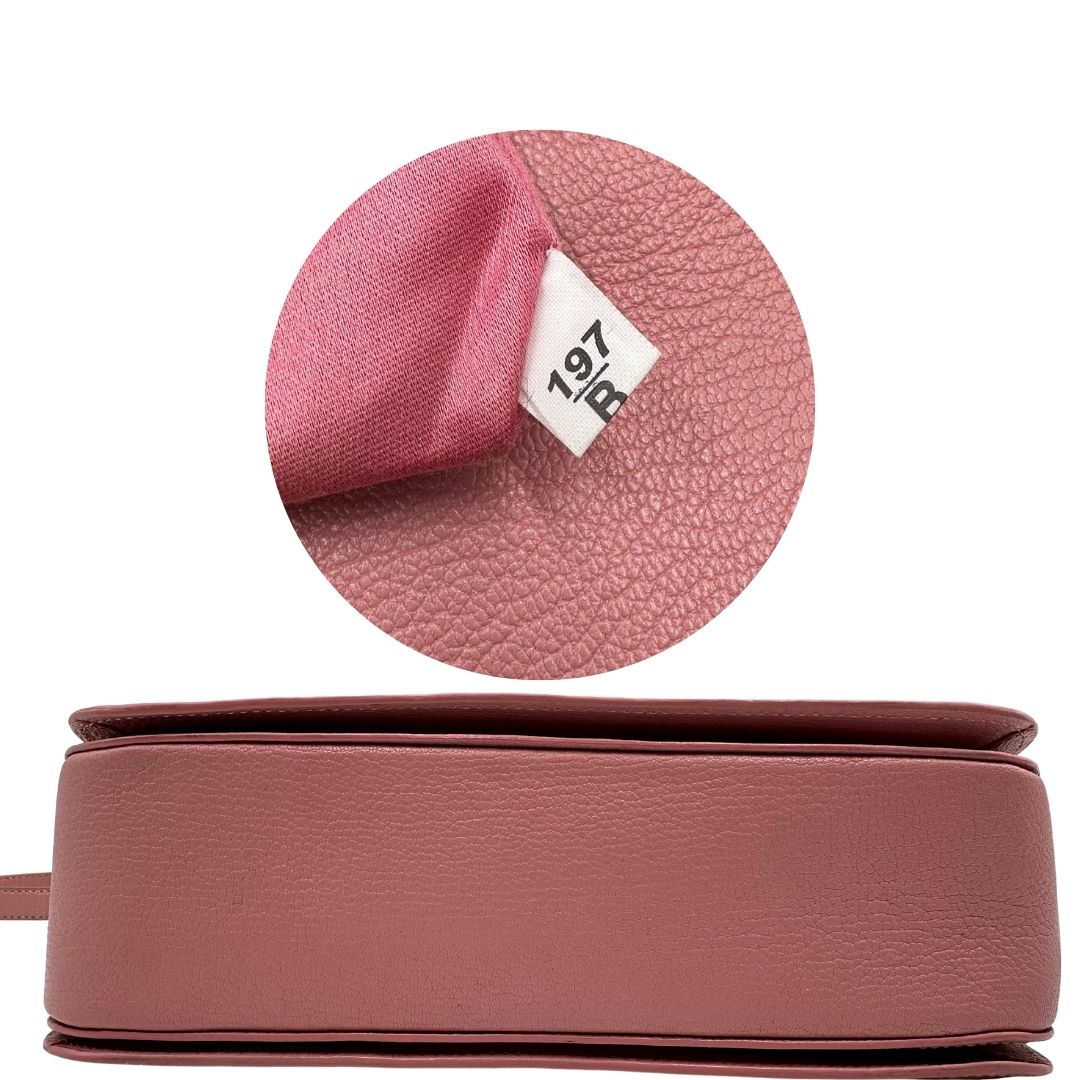 base Borsa Miu Miu in pelle martellata rosa con parti metalliche dorate, munita di un manico singolo e una tracolla regolabile e amovibile