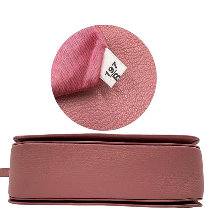 base Borsa Miu Miu in pelle martellata rosa con parti metalliche dorate, munita di un manico singolo e una tracolla regolabile e amovibile