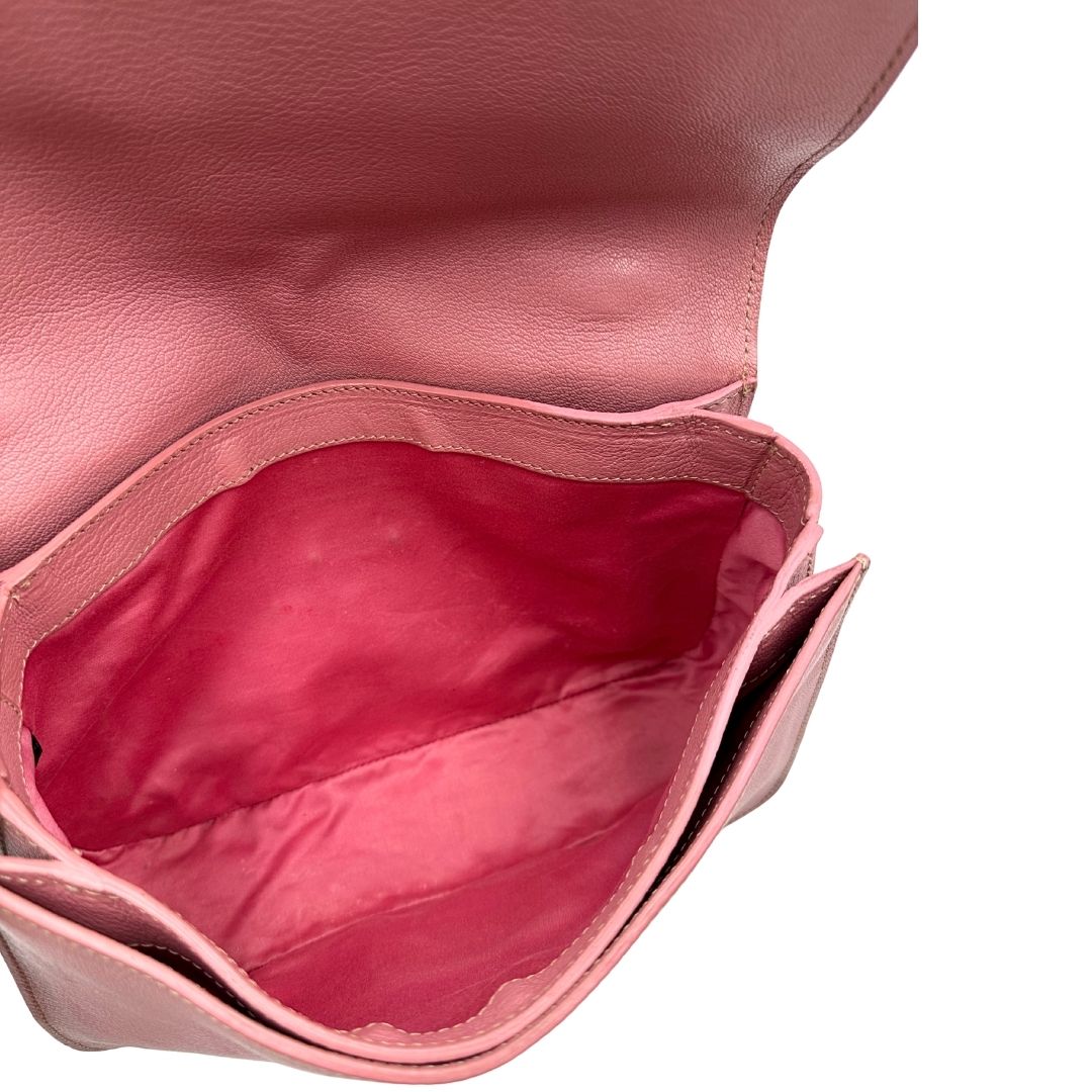 interno Borsa Miu Miu in pelle martellata rosa con parti metalliche dorate, munita di un manico singolo e una tracolla regolabile e amovibile 