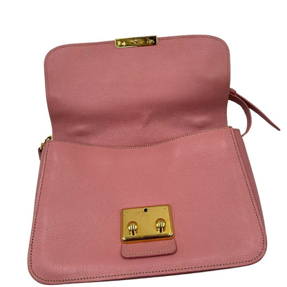 interno Borsa Miu Miu in pelle martellata rosa con parti metalliche dorate, munita di un manico singolo e una tracolla regolabile e amovibile 