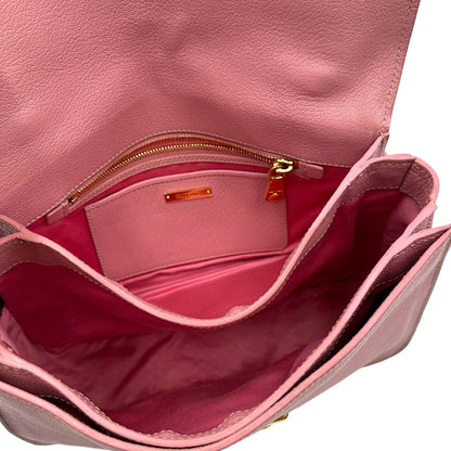 interno Borsa Miu Miu in pelle martellata rosa con parti metalliche dorate, munita di un manico singolo e una tracolla regolabile e amovibile 