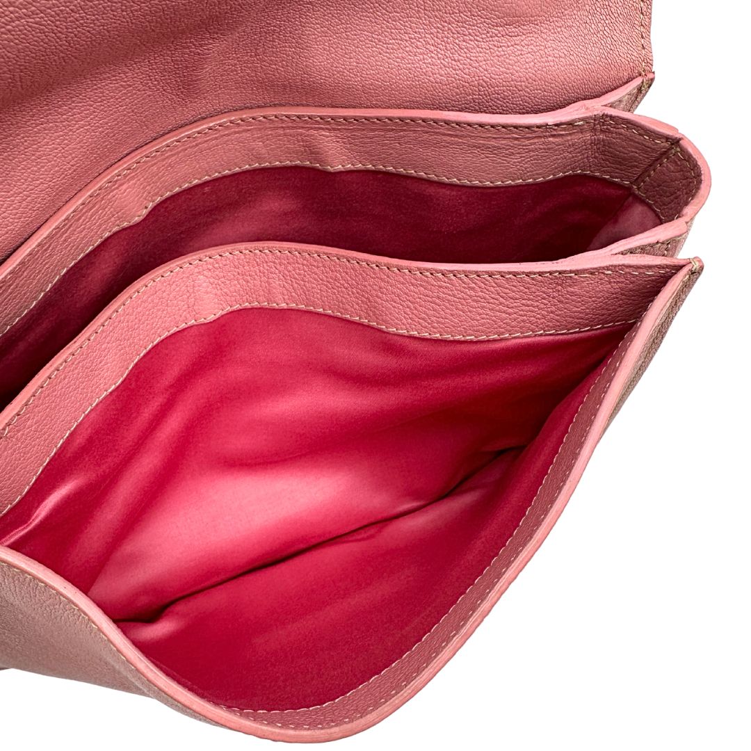 interno Borsa Miu Miu in pelle martellata rosa con parti metalliche dorate, munita di un manico singolo e una tracolla regolabile e amovibile 