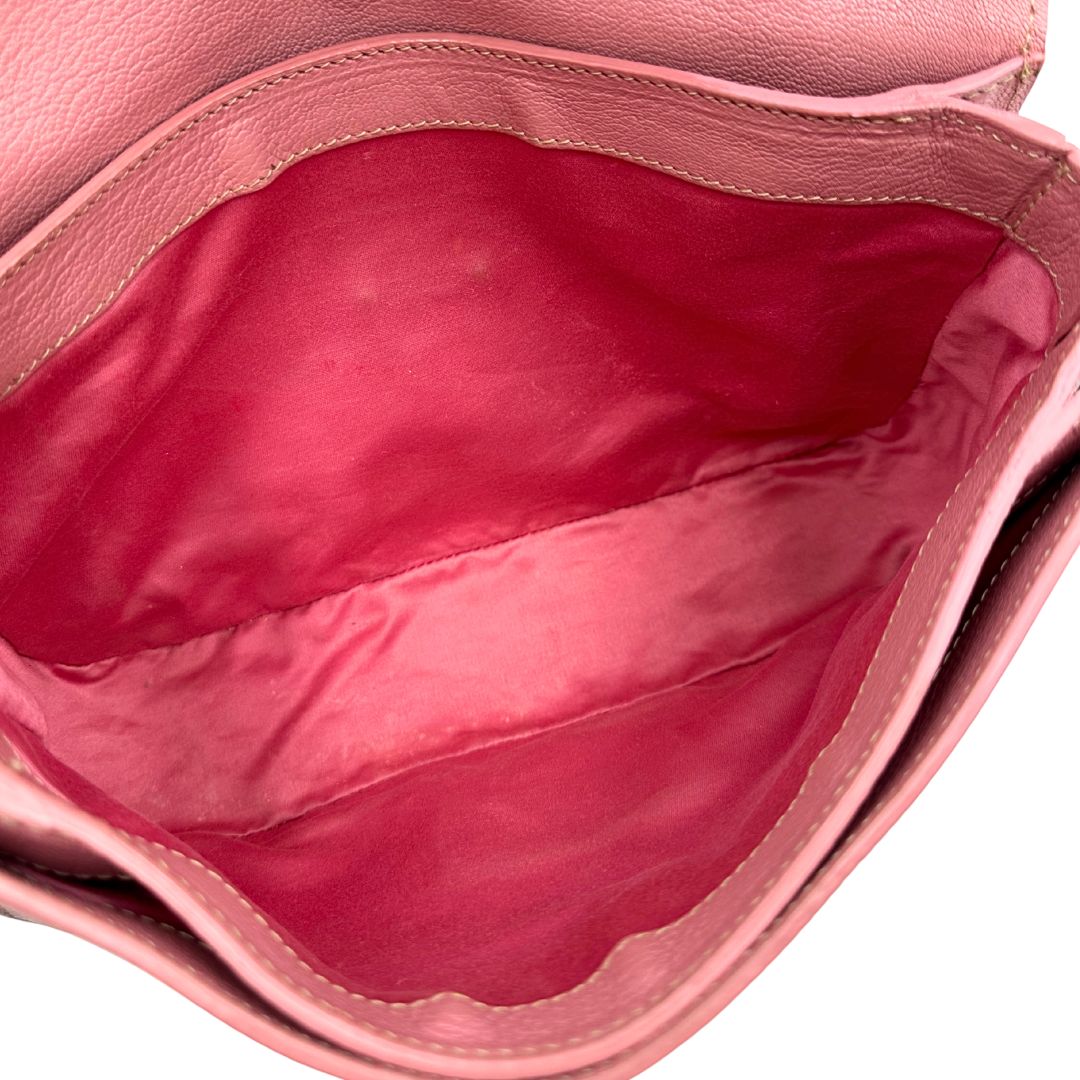 interno Borsa Miu Miu in pelle martellata rosa con parti metalliche dorate, munita di un manico singolo e una tracolla regolabile e amovibile 