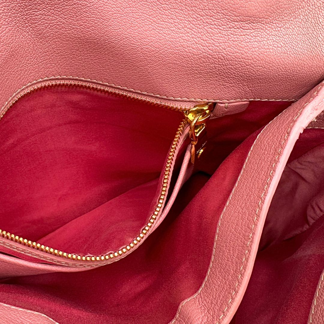 interno Borsa Miu Miu in pelle martellata rosa con parti metalliche dorate, munita di un manico singolo e una tracolla regolabile e amovibile 