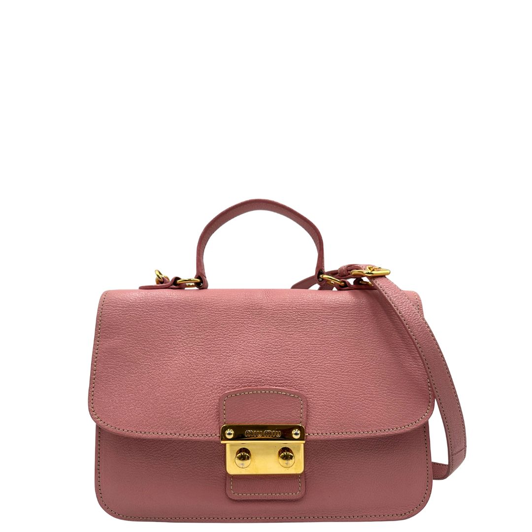 front Borsa Miu Miu in pelle martellata rosa con parti metalliche dorate, munita di un manico singolo e una tracolla regolabile e amovibile 