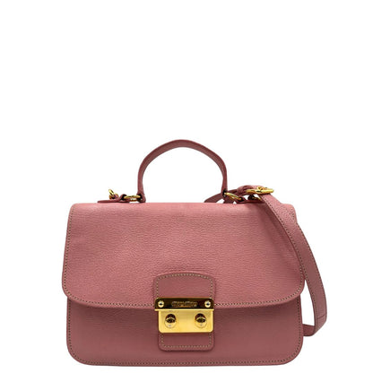 front Borsa Miu Miu in pelle martellata rosa con parti metalliche dorate, munita di un manico singolo e una tracolla regolabile e amovibile 