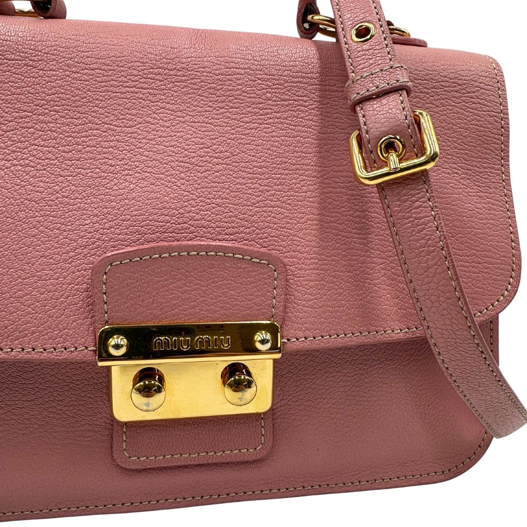 chiusura Borsa Miu Miu in pelle martellata rosa con parti metalliche dorate, munita di un manico singolo e una tracolla regolabile e amovibile 