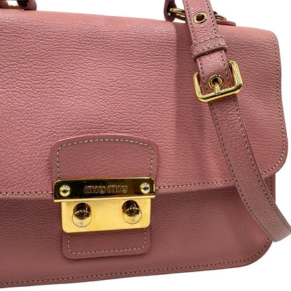 chiusura Borsa Miu Miu in pelle martellata rosa con parti metalliche dorate, munita di un manico singolo e una tracolla regolabile e amovibile 