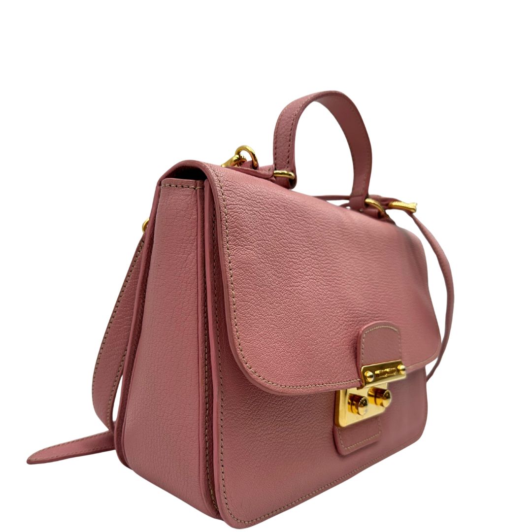 lato Borsa Miu Miu in pelle martellata rosa con parti metalliche dorate, munita di un manico singolo e una tracolla regolabile e amovibile 
