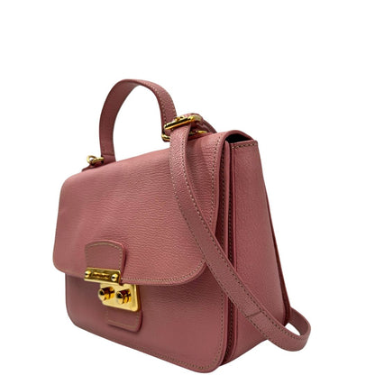 lato Borsa Miu Miu in pelle martellata rosa con parti metalliche dorate, munita di un manico singolo e una tracolla regolabile e amovibile 