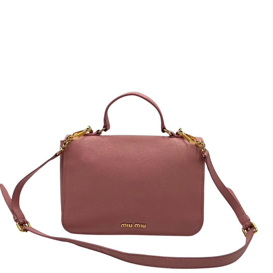 retro Borsa Miu Miu in pelle martellata rosa con parti metalliche dorate, munita di un manico singolo e una tracolla regolabile e amovibile 