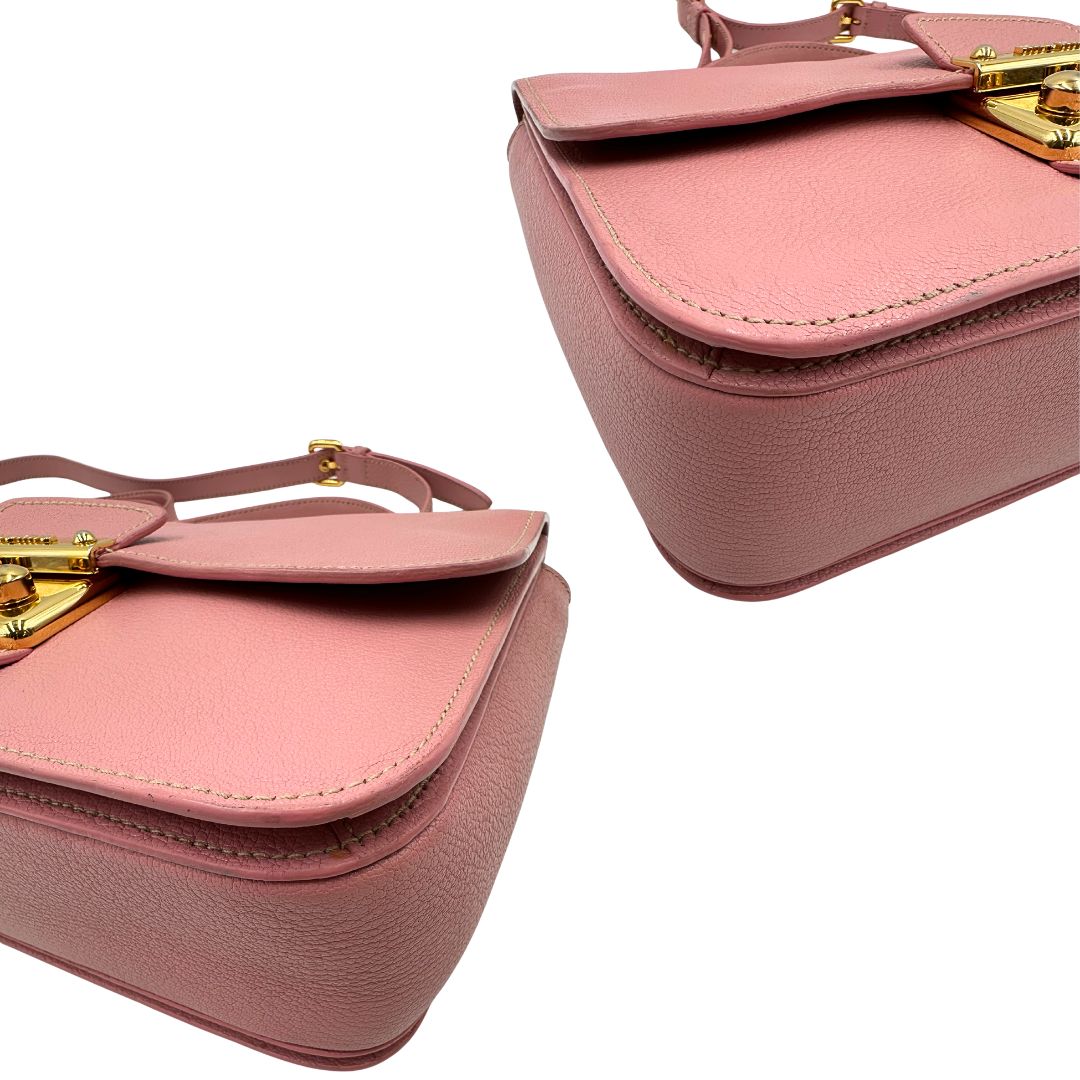 angoli Borsa Miu Miu in pelle martellata rosa con parti metalliche dorate, munita di un manico singolo e una tracolla regolabile e amovibile 