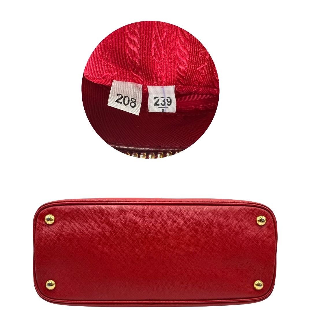 base Borsa in pelle saffiano rossa con parti metalliche dorate; munita di doppi manici stondati e una tracolla amovibile e regolabile. 