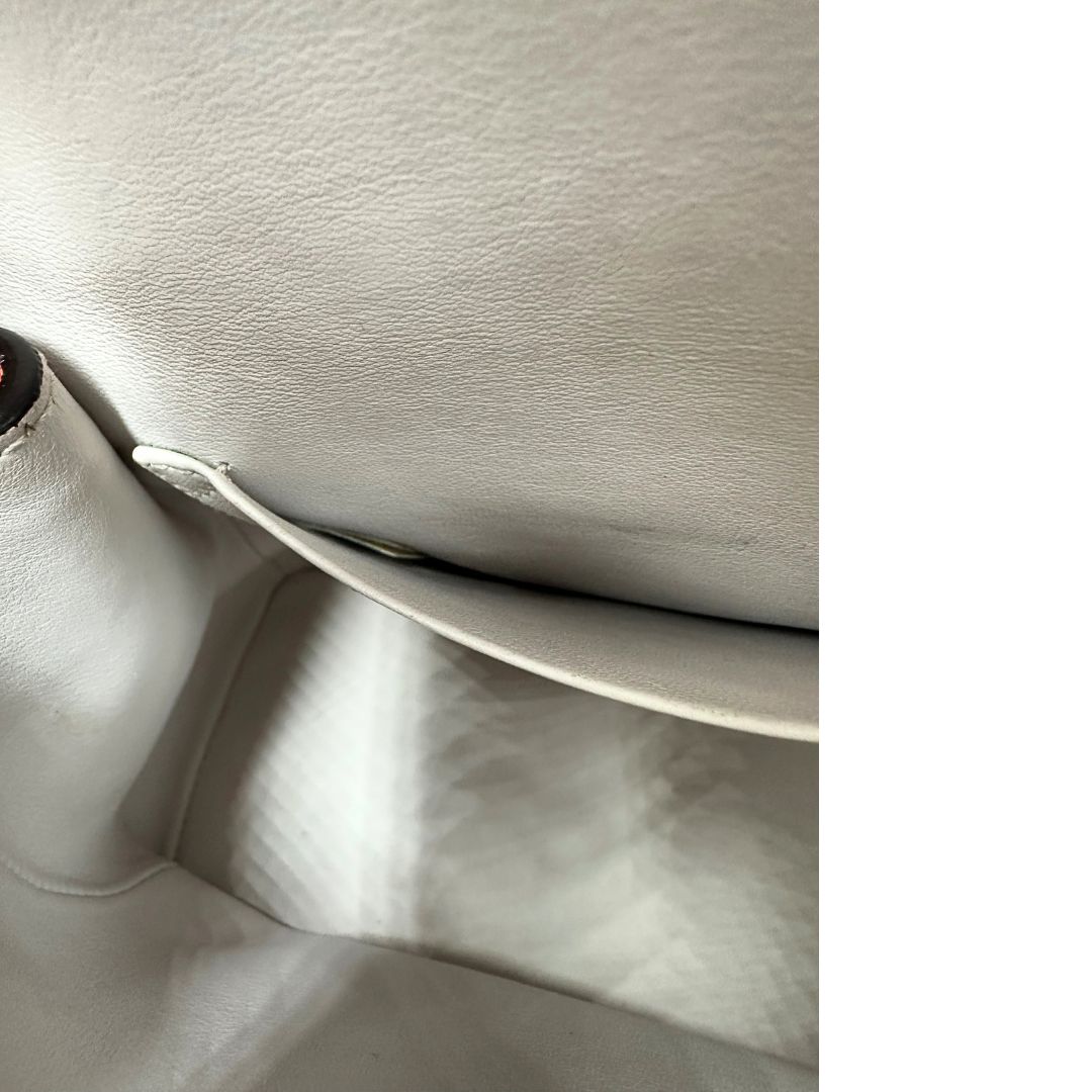 Interno di una borsa Christian Dior Bedior in pelle corallo. Manico rigido e tracolla amovibile e regolabile. Parti metalliche argentate.