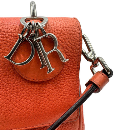 Charm di una borsa Christian Dior Bedior in pelle corallo. Manico rigido e tracolla amovibile e regolabile. Parti metalliche argentate.