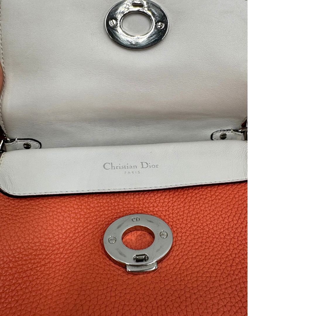 Interno di una borsa Christian Dior Bedior in pelle corallo. Manico rigido e tracolla amovibile e regolabile. Parti metalliche argentate.
