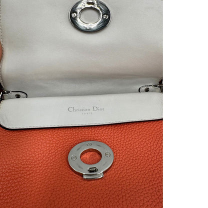 Interno di una borsa Christian Dior Bedior in pelle corallo. Manico rigido e tracolla amovibile e regolabile. Parti metalliche argentate.