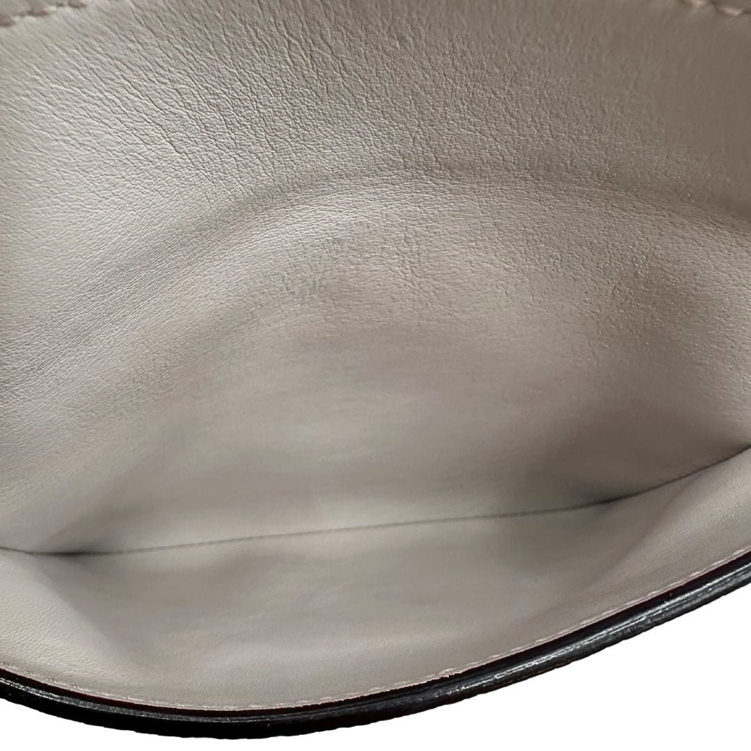 Interno di una borsa Christian Dior Bedior in pelle corallo. Manico rigido e tracolla amovibile e regolabile. Parti metalliche argentate.