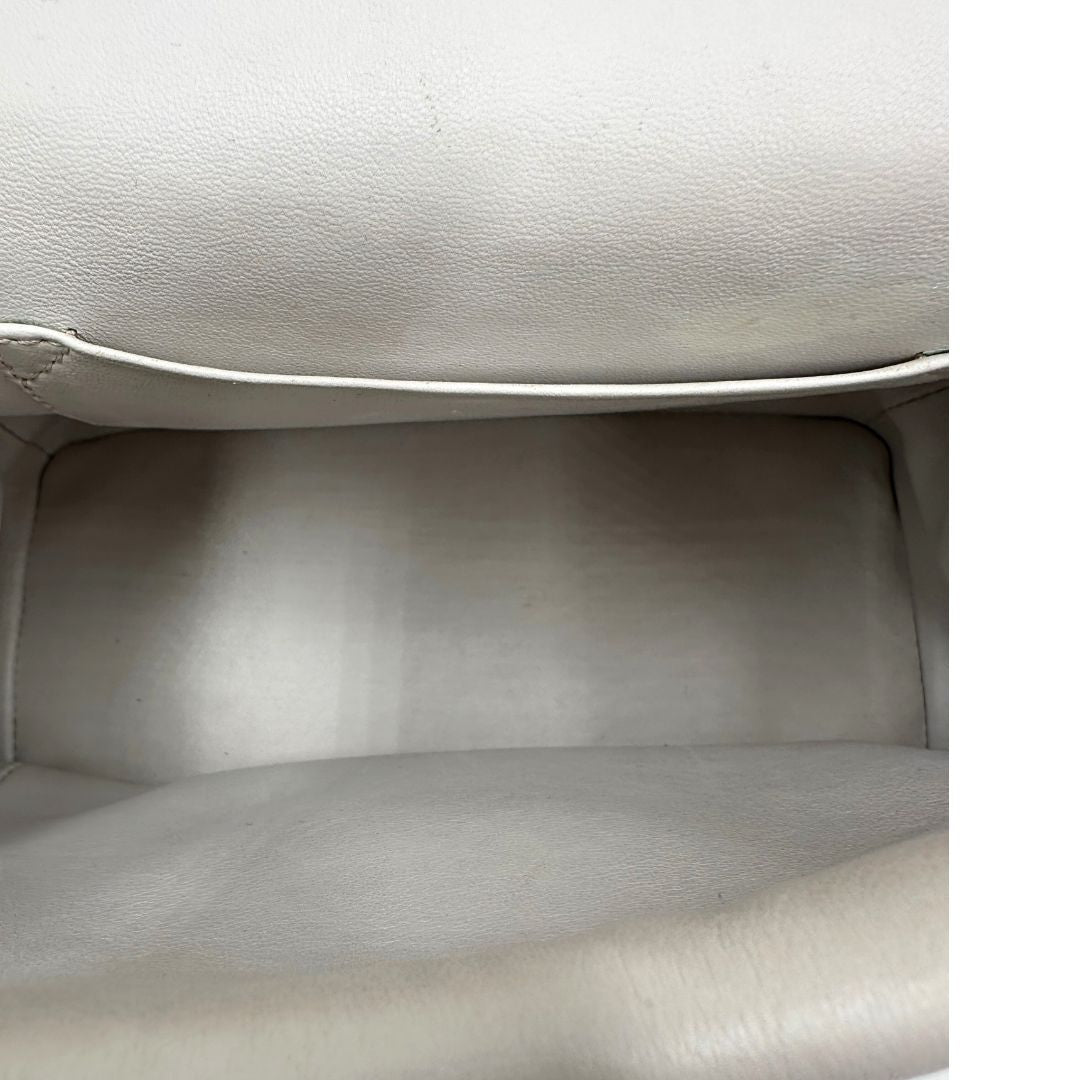 Interno di una borsa Christian Dior Bedior in pelle corallo. Manico rigido e tracolla amovibile e regolabile. Parti metalliche argentate.