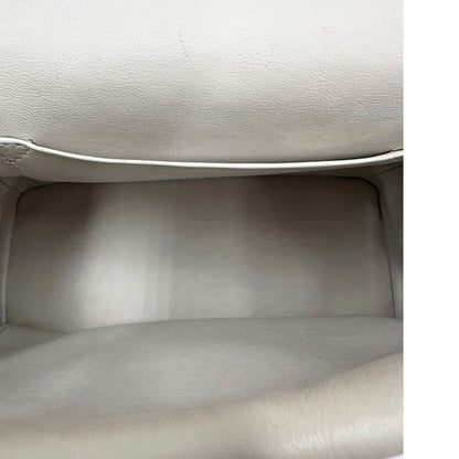 Interno di una borsa Christian Dior Bedior in pelle corallo. Manico rigido e tracolla amovibile e regolabile. Parti metalliche argentate.