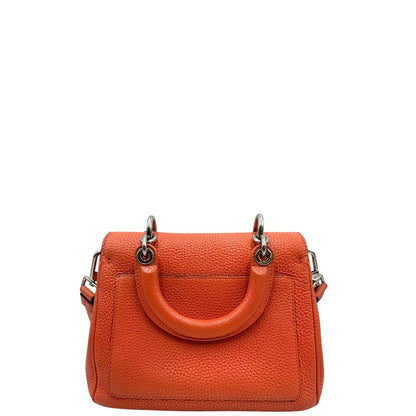 Retro di una borsa Christian Dior Bedior in pelle corallo. Manico rigido e tracolla amovibile e regolabile. Parti metalliche argentate.